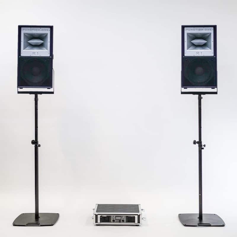 Zwei Funktion One RES 1 Paar-Lautsprecher auf Ständern werden für eine Veranstaltung auf weißem Hintergrund aufgestellt.